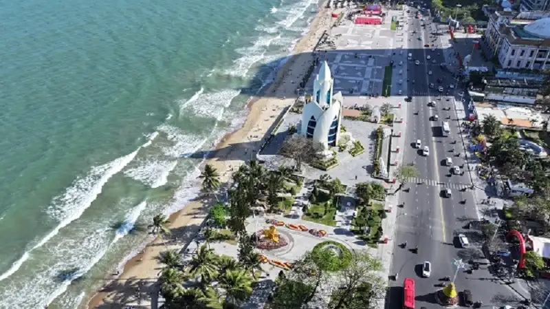 Theo Báo cáo số 63/BC- UBND ngày 21/2/2026 của UBND tỉnh Khánh Hòa: Qua tổng hợp tình hình hoạt động kinh doanh của các doanh nghiệp kinh doanh du lịch trên địa bàn tỉnh, tổng lượng khách tham quan, nghỉ dưỡng trong 7 ngày nghỉ Tết đạt 1.055.000 lượt người. Tàu du lịch biển quốc tế Costa Serena đưa khách đến Nha Trang ngày mồng 4 Tết Bính Ngọ (20/2/2026) (Ảnh: Trần Minh Ngọc) Về tình hình khách đến qua đường hàng không: Trong dịp Tết Nguyên đán Bính Ngọ năm 2026, từ ngày 16/2 đến ngày 21/2/2026 (tức từ 29 Âm lịch đến mùng 5 Tết), có 774 lượt chuyến bay cất hạ cánh, tăng khoảng 10% so với tuần bay hiện tại. Trong đó có khoảng 497 chuyến quốc tế và khoảng 277 chuyến nội địa. Tổng lượt khách Cảng hàng không quốc tế Cam Ranh đưa đón trong dịp này khoảng 142.720 người (tăng khoảng 10% so với tuần bay hiện tại). Khu công viên bãi biển đường Trần Phú và Quảng trường 2-4 Nha Trang những ngày Tết Bính Ngọ (Ảnh: Trần Minh Ngọc) Về tình hình khách lưu trú: Trong dịp Tết Nguyên đán Bính Ngọ; các cơ sở lưu trú du lịch từ 4 – 5 sao, quy mô lớn và các điểm du lịch đã chủ động trang trí và tập trung tổ chức các sự kiện, chương trình “Đêm Gala chào đón Giao thừa, chúc Tết du khách”, “Gói bánh tét - Trở về Tết xưa”, các hoạt động Tết như: Tiệc buffet đón năm mới Bính Ngọ 2026, múa lân chào xuân mới, lì xì đầu năm, ông đồ tặng chữ thư pháp, giảm giá dịch vụ, ẩm thực, chương trình ca nhạc, các trò chơi dân gian, chương trình rút thăm trúng thưởng để giới thiệu đến du khách về những nét đặc sắc mang đậm truyền thống văn hóa Việt Nam... Thi đấu cờ người tại Quảng trường 2-4 Nha Trang ngày mồng 5 Tết Bính Ngọ (Ảnh: Trần Minh Ngọc) Qua tổng hợp tình hình hoạt động kinh doanh của các doanh nghiệp kinh doanh du lịch trên địa bàn tỉnh, tổng lượng khách đến Khánh Hòa tham quan, nghỉ dưỡng trong 7 ngày nghỉ lễ tính từ ngày 15/2/2026 đến ngày 21/2/2026 (tức từ 28 Âm lịch đến mùng 5 Tết Bính Ngọ 2026) đạt 1.055.000 lượt, công suất phòng bình quân của các cơ sở lưu trú khoảng 83,11%, trong đó khách tập trung cao điểm từ ngày mùng 2 Tết đến mùng 5 Tết. Khách du lịch tập trung tại các khu nghỉ dưỡng cao cấp khu vực ven biển, khu vực trung tâm và các khu nghỉ dưỡng khép kín ở các đảo với công suất khoảng trên 80%; một số khách sạn, khu nghỉ dưỡng đã lấp kín phòng từ mùng 2 Tết đến mùng 5 Tết. Tháp Bà Pô Nagar Nha Trang trong dịp Tết Bính Ngọ 2026 (Ảnh: Trần Minh Ngọc) Nhìn chung, số lượng khách quốc tế, khách nội địa tham quan, nghỉ dưỡng dịp Tết nguyên đán Bính Ngọ 2026 tăng hơn so với dịp Tết nguyên đán năm 2025, cụ thể: Tổng lượt khách tham quan và nghỉ dưỡng: 1.055.000 (tăng 112,17%); Tổng lượt khách lưu trú 320.000 lượt (tăng 112,28%); Khách quốc tế 120.000 lượt (tăn 123,08%); Khách nội địa 200.000 lượt (Tăng 106,67%); Khách tham quan 735.000 lượt (tăng 112,13%); Công suất buồng phòng bình quân 83,11%; Tổng thu từ khách du lịch 2.200.000 triệu đồng. Khu công viên Yến Phi Nha Trang, một trong những điểm tham quan thu hút khách trong dịp Tết Bính Ngọ (Ảnh: Trần Minh Ngọc) Trần Minh Ngọc Theo Báo thương hiệu công luận Link bài viết gốc: https://thuonghieucongluan.com.vn/khanh-hoa-7-ngay-tet-binh-ngo-2026-don-1-055-000-luot-khach-du-lich-a305984.html