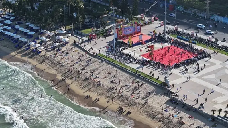 Thi đấu cờ người tại Quảng trường 2-4 Nha Trang ngày mồng 5 Tết Bính Ngọ